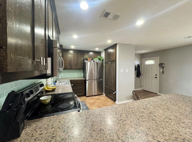 612 Cardinal ST, Elgin, TX 78621