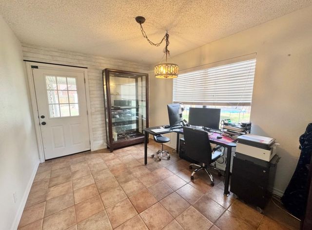 612 Cardinal ST, Elgin, TX 78621