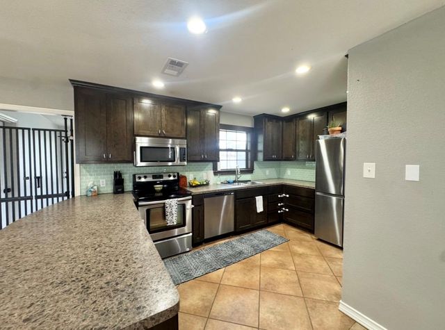 612 Cardinal ST, Elgin, TX 78621