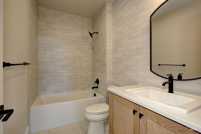 5876 S Pinpoint Way, Meridian, ID 83642