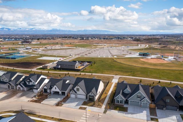 5876 S Pinpoint Way, Meridian, ID 83642