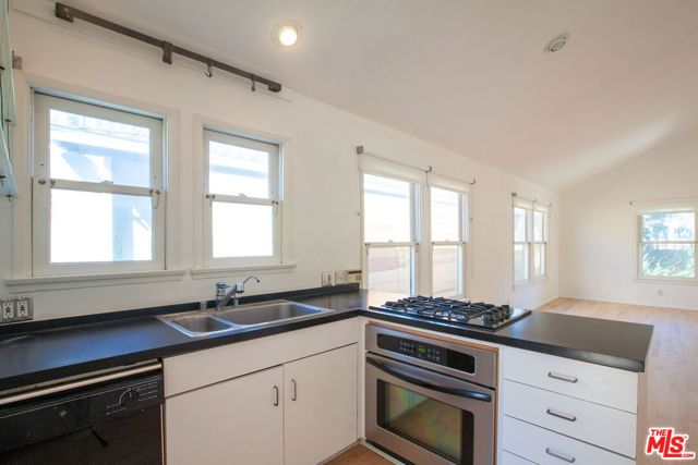1548 Cabrillo Avenue, Los Angeles, CA 90291