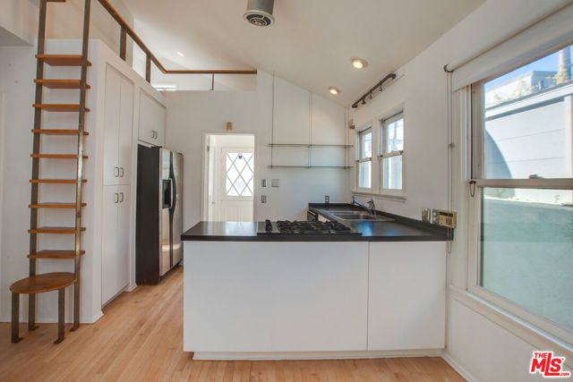 1548 Cabrillo Avenue, Los Angeles, CA 90291
