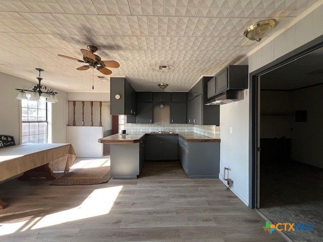 407 Bois D' Arc, Edna, TX 77957