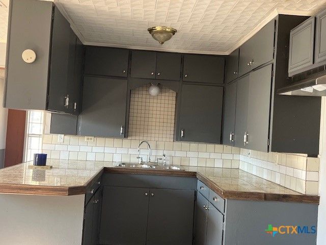 407 Bois D' Arc, Edna, TX 77957