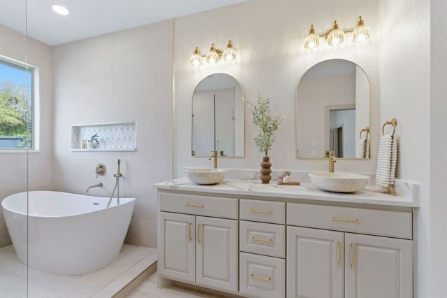 1902 Bentwood Court, Grapevine, TX 76051