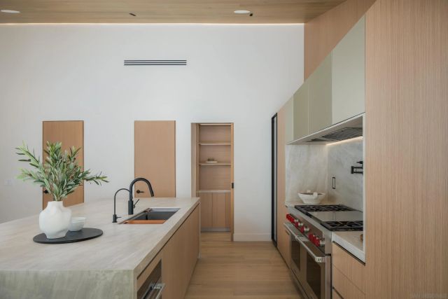 5826 Soledad Mountain Rd, La Jolla, CA 92037