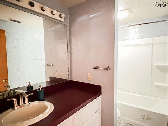 505 N YOSEMITE STREET, Iowa Park, TX 76367