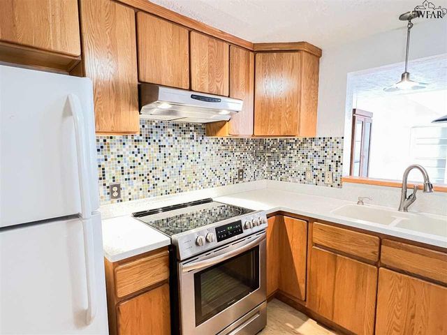 505 N YOSEMITE STREET, Iowa Park, TX 76367