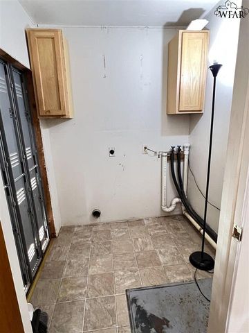 505 N YOSEMITE STREET, Iowa Park, TX 76367