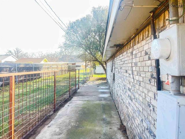 505 N YOSEMITE STREET, Iowa Park, TX 76367