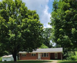 82 Twilight LN, Glade Hill, VA 24092