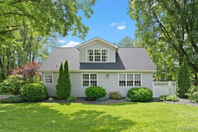 327 Glen Carbon Road, Glen Carbon, IL 62034