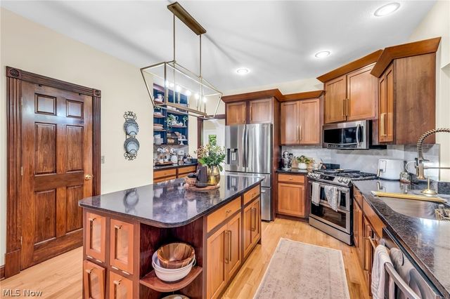 8851 Spring Valley Drive, Broadview Heights, OH 44147