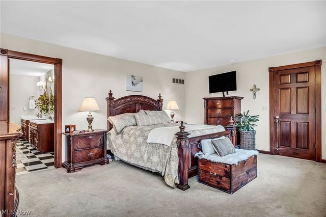 8851 Spring Valley Drive, Broadview Heights, OH 44147