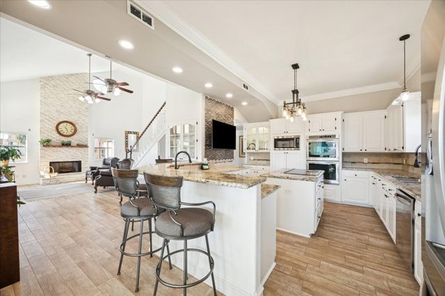 107 Bamaku Bend, Tiki Island, TX 77554