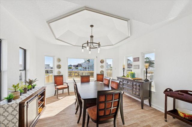 107 Bamaku Bend, Tiki Island, TX 77554