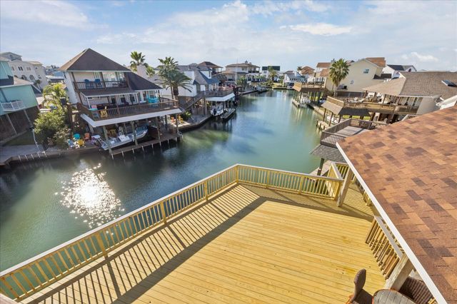 107 Bamaku Bend, Tiki Island, TX 77554