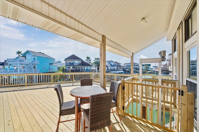 107 Bamaku Bend, Tiki Island, TX 77554