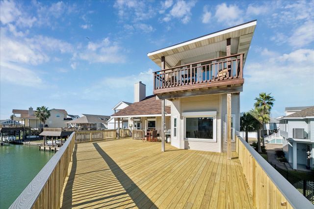 107 Bamaku Bend, Tiki Island, TX 77554