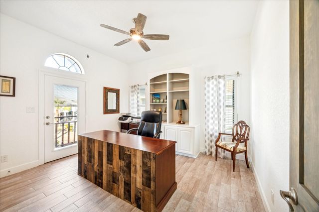 107 Bamaku Bend, Tiki Island, TX 77554