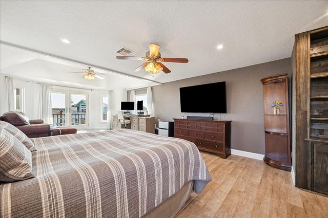 107 Bamaku Bend, Tiki Island, TX 77554