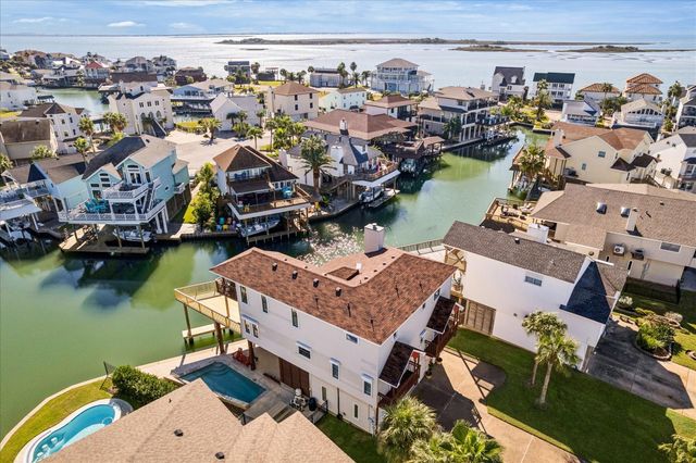 107 Bamaku Bend, Tiki Island, TX 77554