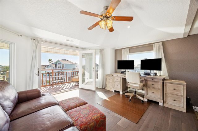 107 Bamaku Bend, Tiki Island, TX 77554