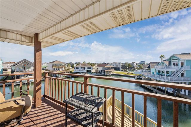 107 Bamaku Bend, Tiki Island, TX 77554