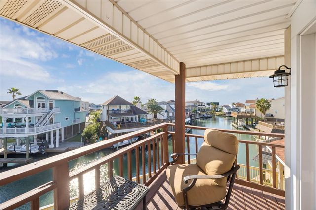 107 Bamaku Bend, Tiki Island, TX 77554