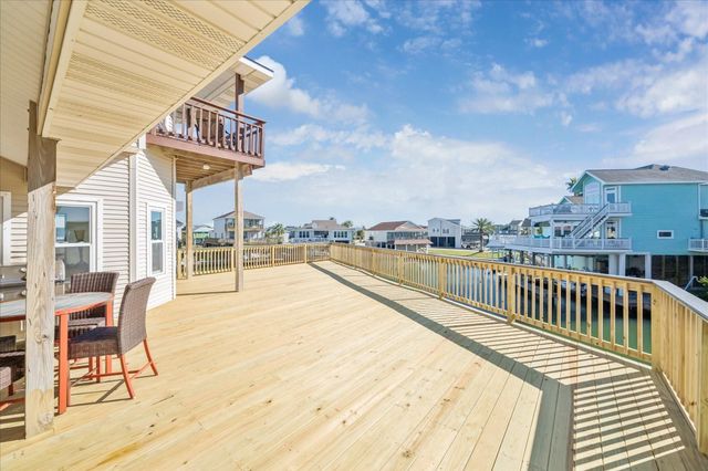 107 Bamaku Bend, Tiki Island, TX 77554