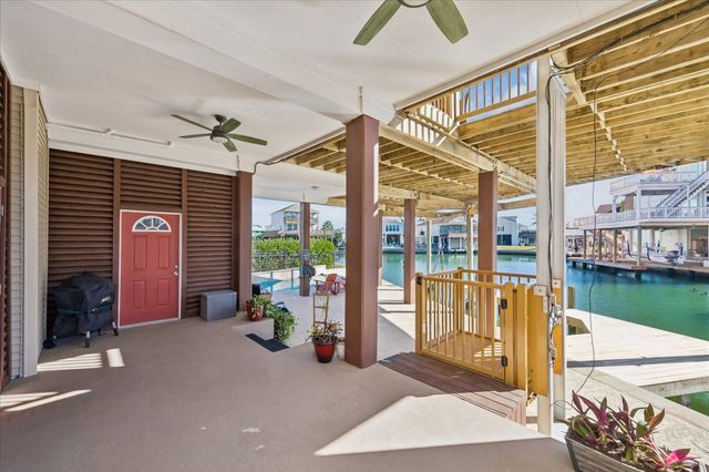 107 Bamaku Bend, Tiki Island, TX 77554