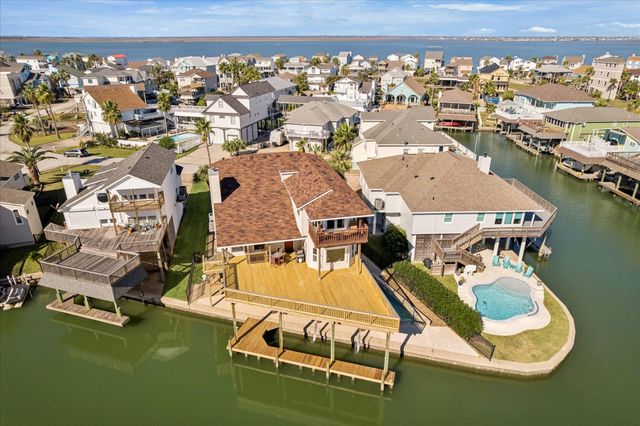 107 Bamaku Bend, Tiki Island, TX 77554