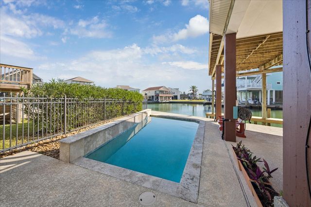 107 Bamaku Bend, Tiki Island, TX 77554