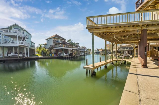 107 Bamaku Bend, Tiki Island, TX 77554