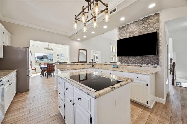 107 Bamaku Bend, Tiki Island, TX 77554