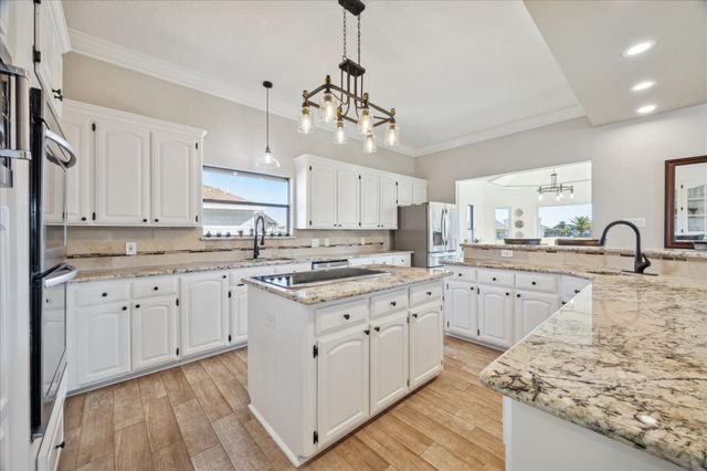 107 Bamaku Bend, Tiki Island, TX 77554