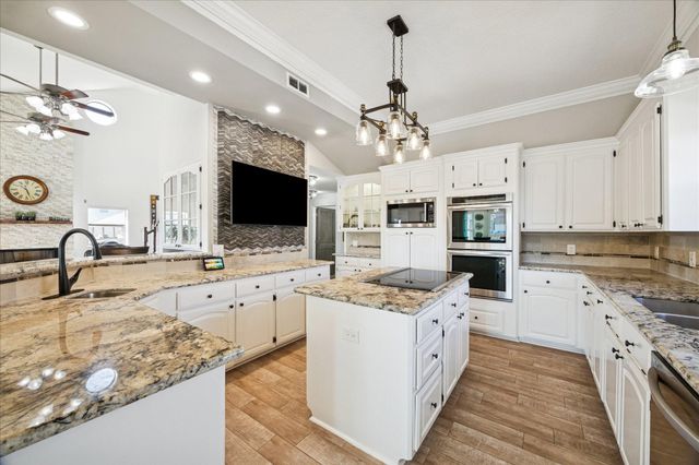 107 Bamaku Bend, Tiki Island, TX 77554