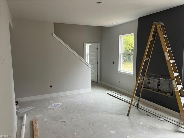 5 Barney PL, Portsmouth, VA 23702
