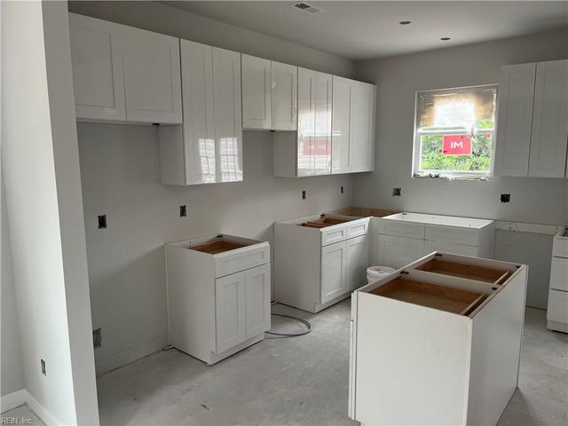 5 Barney PL, Portsmouth, VA 23702