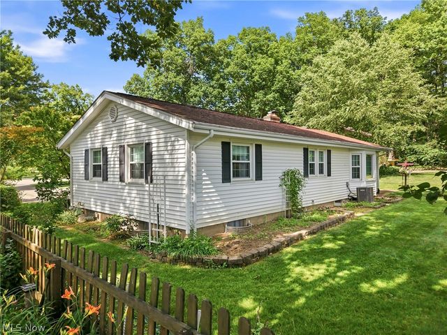 8564 Squires Lane NE, Warren, OH 44484