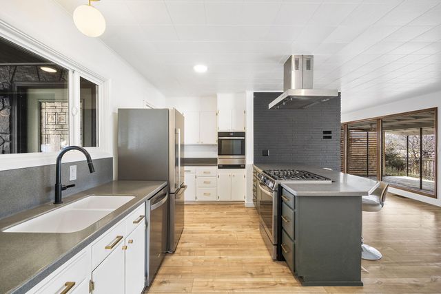 1199 SW Canyon Drive, Redmond, OR 97756