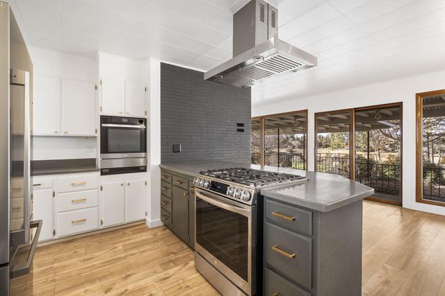 1199 SW Canyon Drive, Redmond, OR 97756