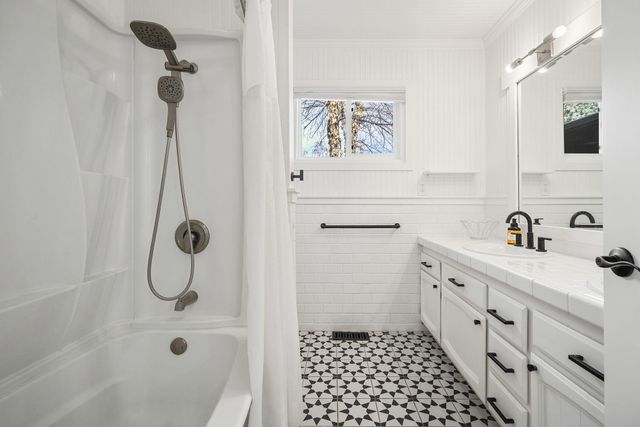 1199 SW Canyon Drive, Redmond, OR 97756