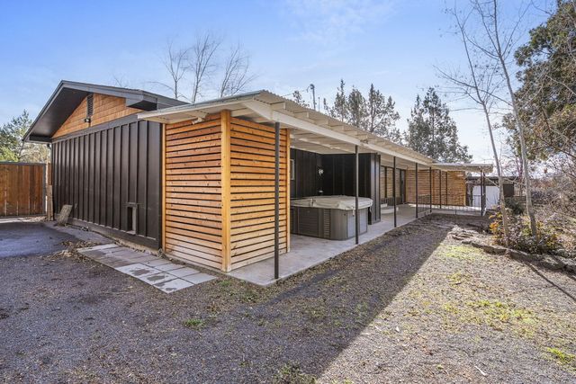 1199 SW Canyon Drive, Redmond, OR 97756