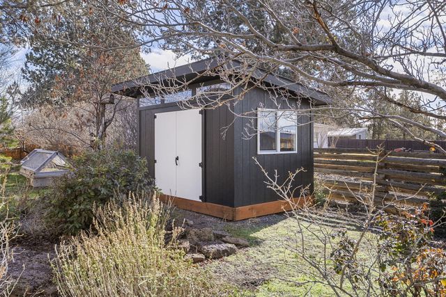 1199 SW Canyon Drive, Redmond, OR 97756