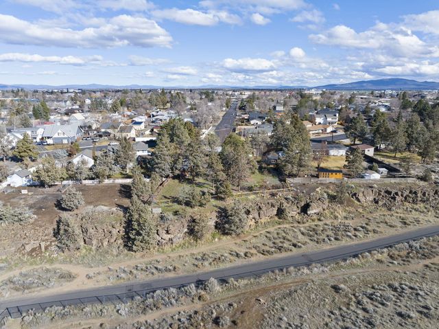 1199 SW Canyon Drive, Redmond, OR 97756