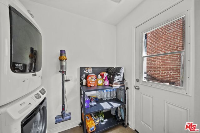 6295 Ivarene Avenue, Los Angeles, CA 90068
