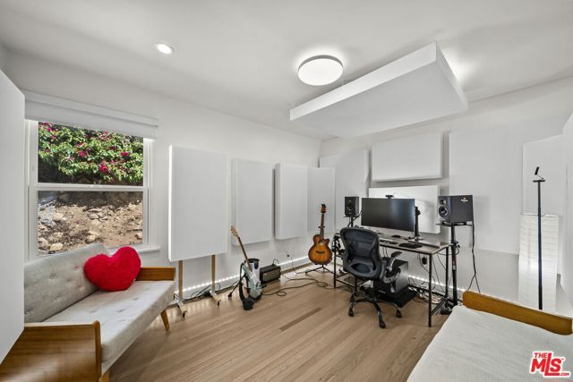 6295 Ivarene Avenue, Los Angeles, CA 90068