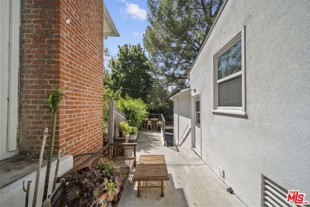 6295 Ivarene Avenue, Los Angeles, CA 90068